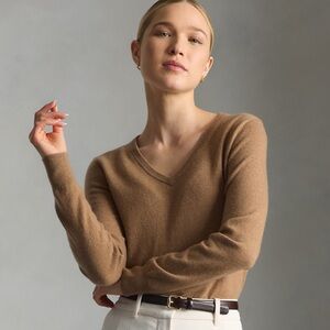 Quince Mongolian Cashmere V-Neck Sweater in camel Sz M